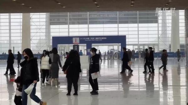 11月10日，观众在2022中国（天津）国际汽车展览会小鹏汽车展台参观。新华社记者 赵子硕 摄