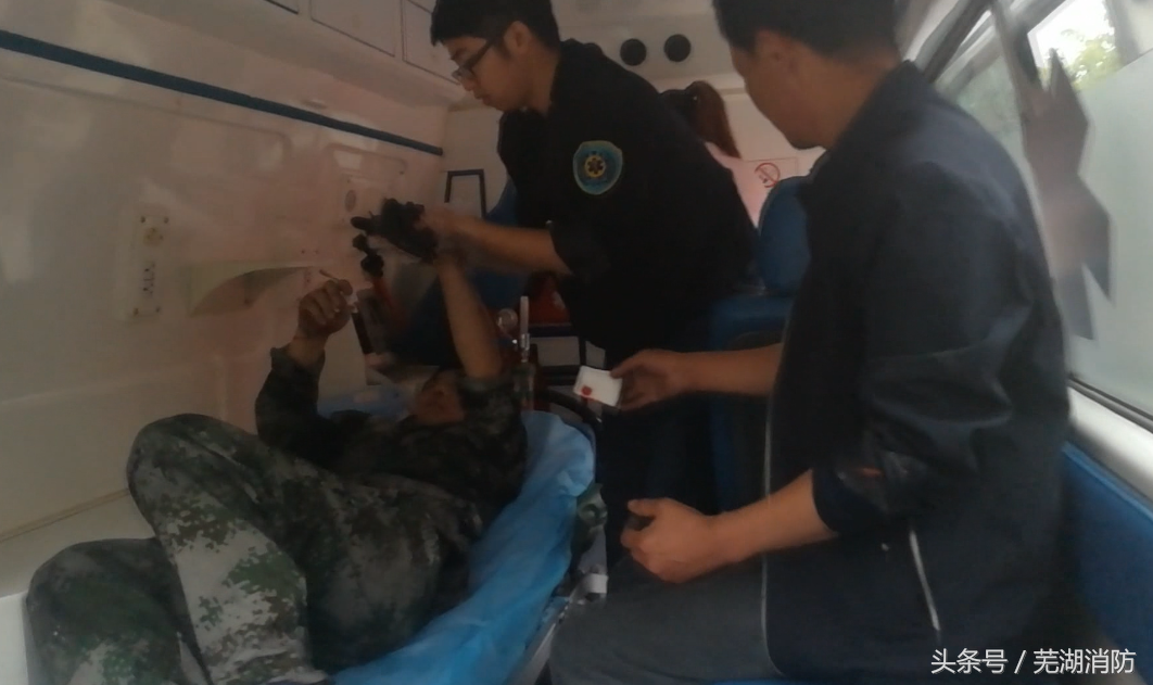 芜湖:男子手卡搅拌机 消防紧急救援