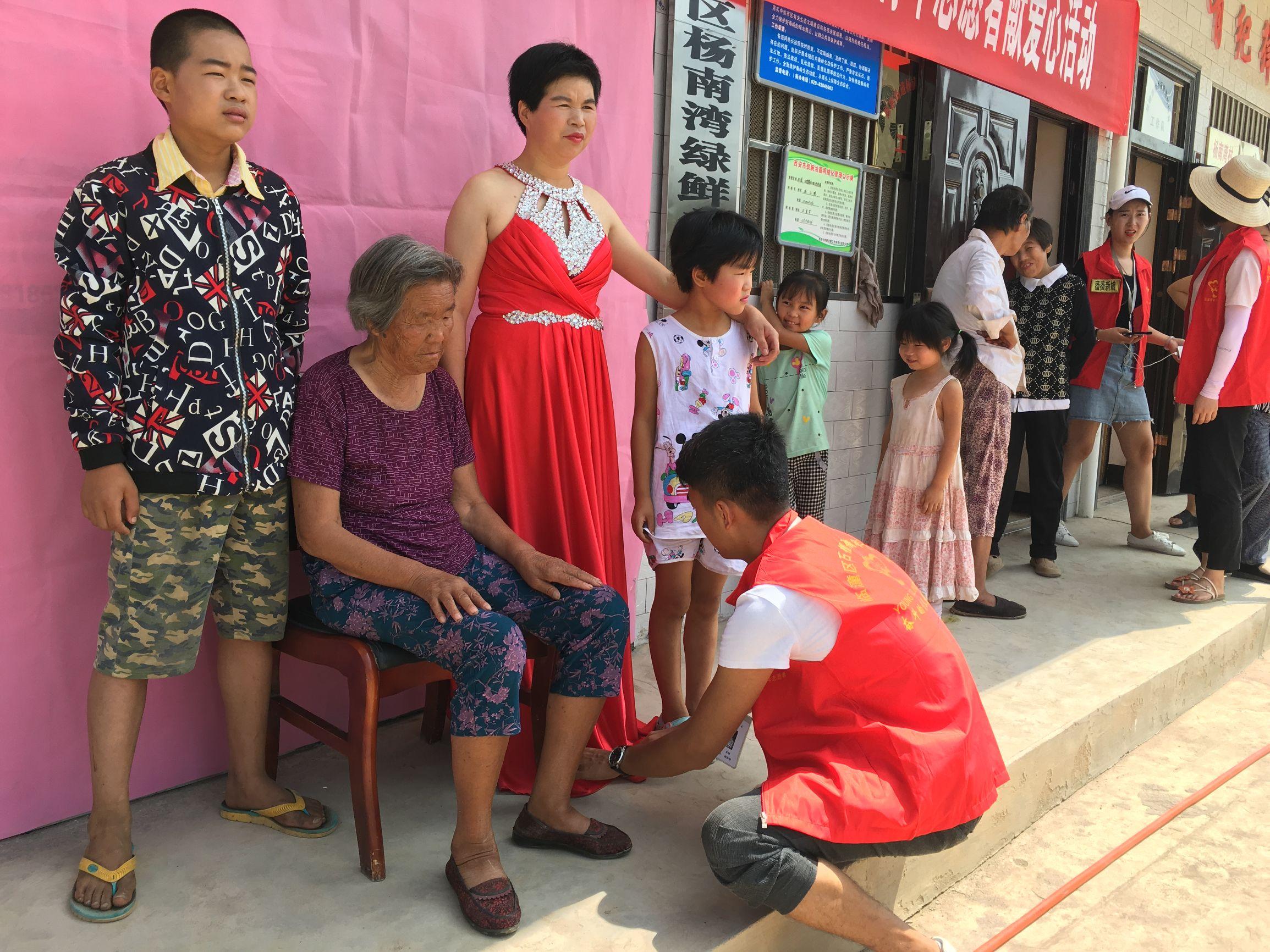 临潼深山里特殊的“全家福”,拍摄者:拍这组照片可真不容易