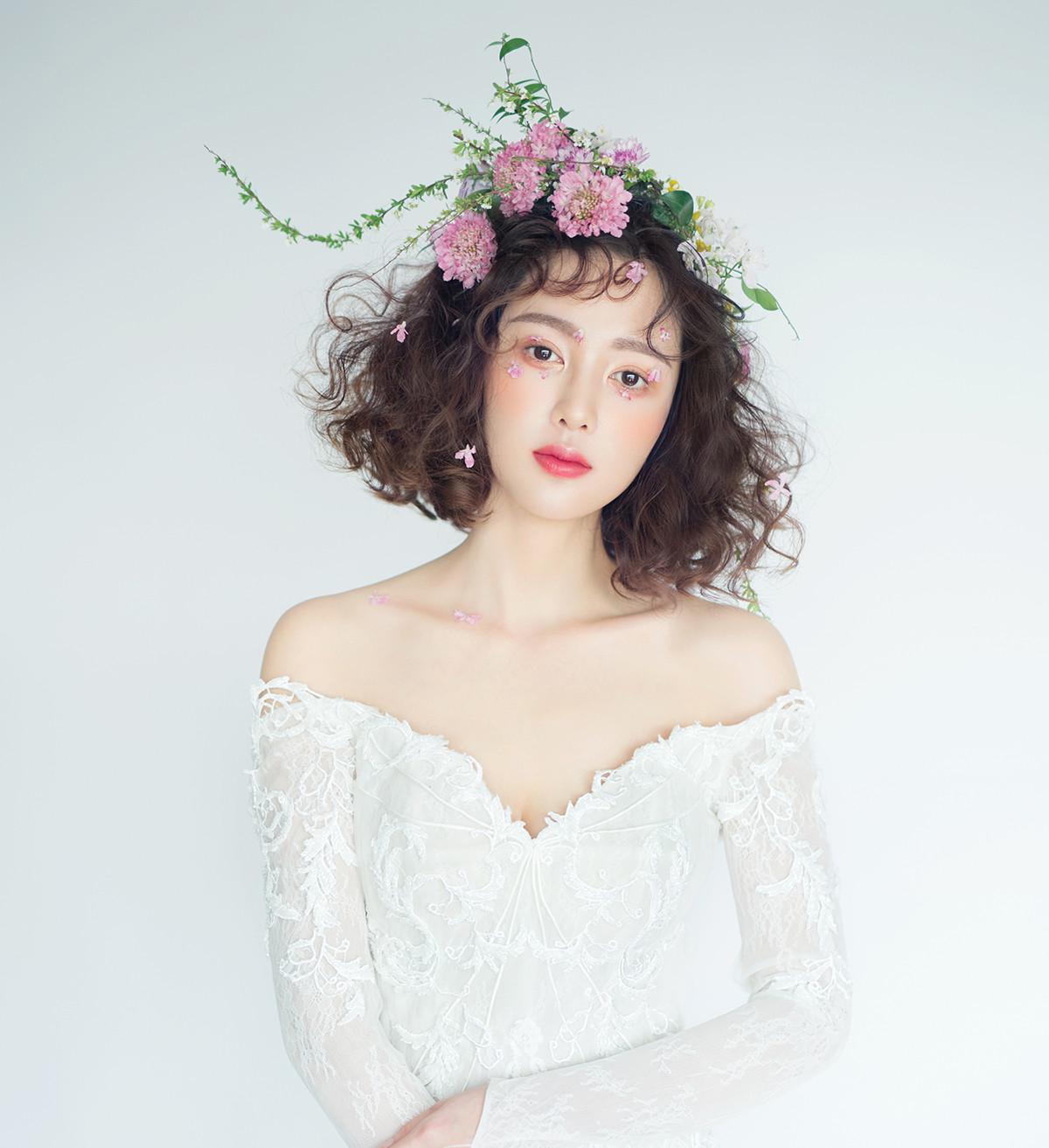 新娘造型|如何做一个仙气儿的新娘?小清新花朵装扮完胜!
