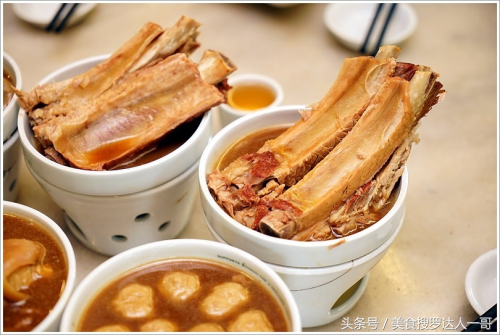 马来西亚的肉骨茶，飘香四溢，美味无比